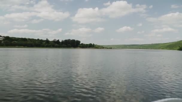 Vue depuis le bateau à moteur sur la rivière en mouvement 