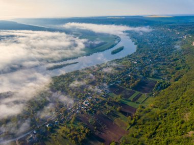 Sabahın erken saatlerinde nehir manzarası. Uzakta bir kulübe ve mistik sis le kaplı ağaç, çok sessiz ve sakin.