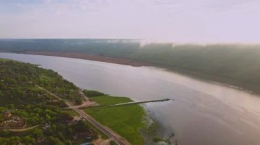 Güneşli bir yaz gününde nehir ve küçük bir köy üzerinde uçan. Moldova Cumhuriyeti'nin Dinyester Nehri.