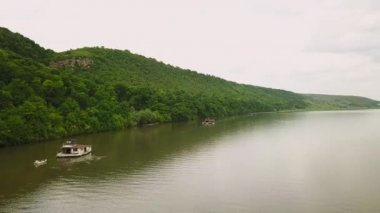 Güneşli bir yaz gününde nehir üzerinde uçmak. Moldova Cumhuriyeti'nin Dinyester Nehri.