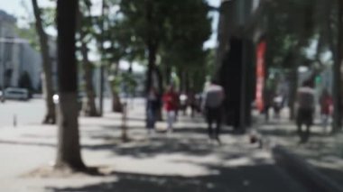 Gizli bir görüntü içinde şehir Caddesi 'nde yürümek Insanlar anonim Crowd. İnsanların kalabalığın şehirde Bulvar boyunca yürüyor.