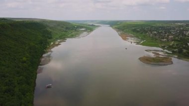 Güneşli bir yaz gününde nehir üzerinde uçmak. Moldova Cumhuriyeti'nin Dinyester Nehri.