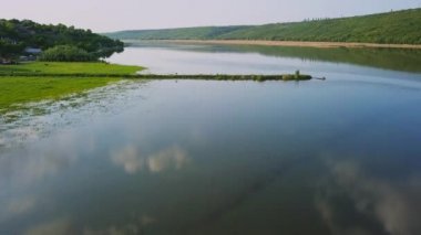 Güneşli bir yaz gününde nehir üzerinde uçmak. Moldova Cumhuriyeti'nin Dinyester Nehri.