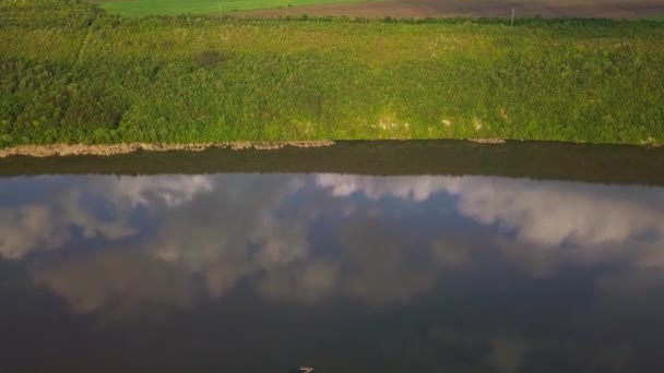 晴れた夏の日に川の上を飛ぶ モルドバ共和国のドニエスター川 — ストック動画