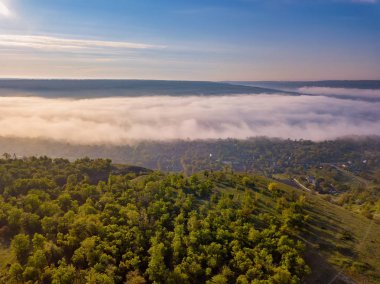 Sabahın erken saatlerinde nehir manzarası. Uzakta bir kulübe ve mistik sis le kaplı ağaç, çok sessiz ve sakin.