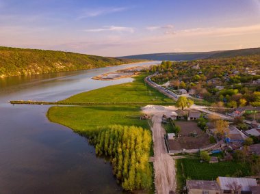 Nehir ve küçük köy üzerinde Arial görünümü.