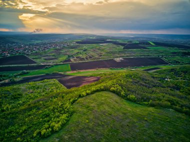 Gün batımında ilkbaharda tarlanın üzerinde uçuş. Moldova Cumhuriyeti.