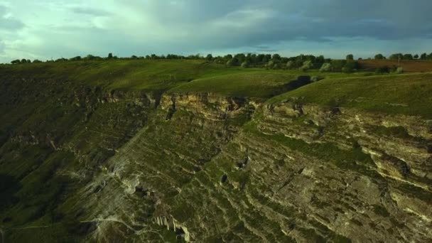 Vista Aerea Fotocamera Sorvola Bellissimo Canyon Profondo Con Scogliere Rocciose — Video Stock