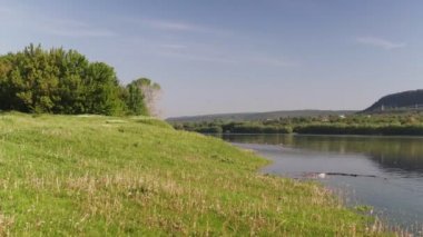 Nehirile yaz manzarası. Dinyester Nehri, Moldova. Steadicam atış.