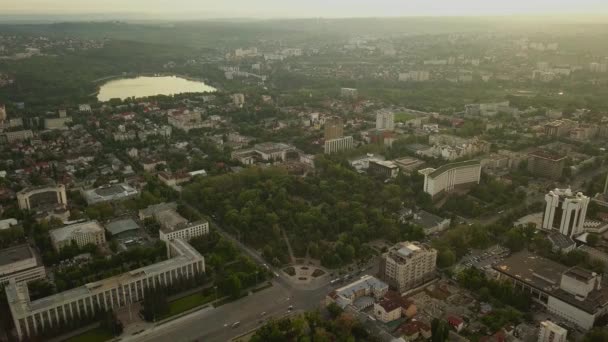 Luftfahrt vorwärts zum Stadtzentrum von Kischinew Moldawien. per Drohne nach Sonnenuntergang aufgenommen — Stockvideo