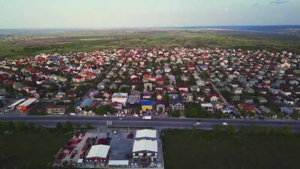 Drohnenflug über einer Vorstadt-Gemeinde an einem sonnigen Sommertag. Dächer und Hinterhofpools sehen hell und bunt aus. — Stockvideo