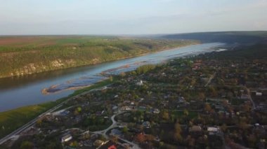 Nehir ve küçük köy manzaralı. Moldova Cumhuriyeti Dniester Nehri.