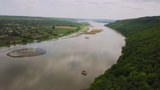 Flyger Över Älven Solig Sommardag Floden Dniester Republiken Moldavien — Stockvideo