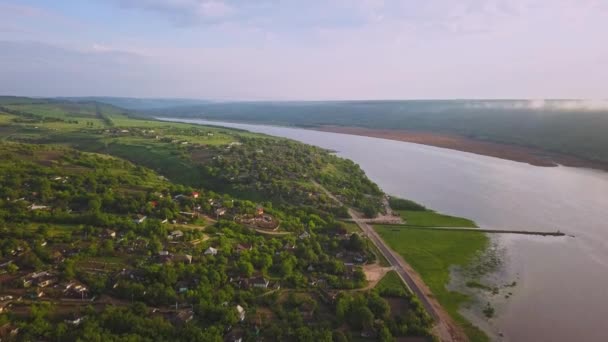 Vliegen Rivier Een Klein Dorpje Een Zonnige Zomerdag Dniester Rivier — Stockvideo