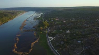 Nehir ve küçük köy manzaralı. Moldova Cumhuriyeti Dniester Nehri.