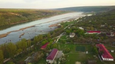Nehir ve küçük köy manzaralı. Moldova Cumhuriyeti Dniester Nehri.