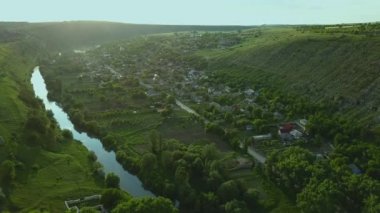 Güneşli bir yaz gününde nehir ve küçük bir köy üzerinde uçan. Moldova Cumhuriyeti'nin Dinyester Nehri.