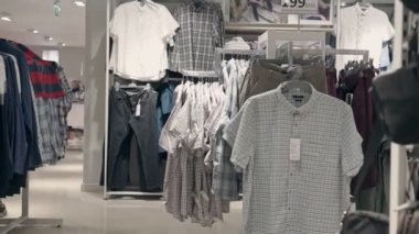 Erkek Giyim Mağazası iç. Erkekler takım elbise. Erkek gömlekleri. Pahalı bir butik. Bir butik giysi satın alma.