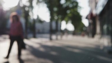 Gizli bir görüntü içinde şehir Caddesi 'nde yürümek Insanlar anonim Crowd. İnsanların kalabalığın şehirde Bulvar boyunca yürüyor.