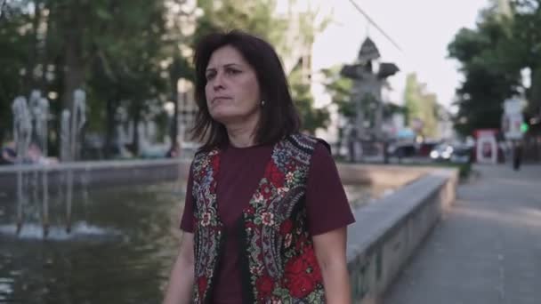 Mujeres Morenas Jóvenes Caminando Parque Verano Ciudad — Vídeos de Stock