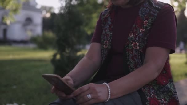 Joven Morena Sombrero Está Usando Teléfono Móvil Parque Verano Ciudad — Vídeos de Stock