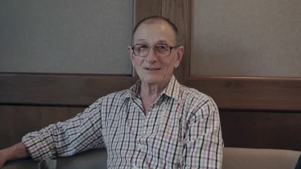 Γέρος Κάθεται Στη Βεράντα Του Σπιτιού Συνταξιούχος Γυρίζει Πρόσωπο Και — Αρχείο Βίντεο