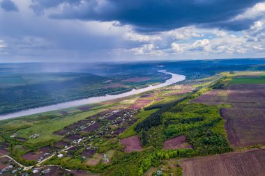 Nehir ve küçük köy üzerinde Arial görünümü.