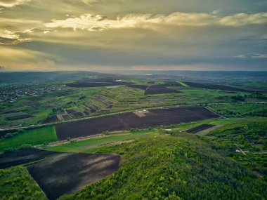 Gün batımında ilkbaharda tarlanın üzerinde uçuş. Moldova Cumhuriyeti.