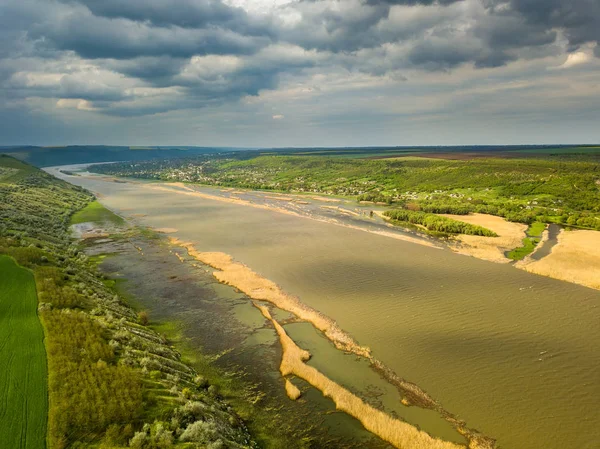 İlkbaharda nehir ve orman üzerinde uçuş. Moldova Cumhuriyeti'nin Dinyester Nehri. — Stok fotoğraf
