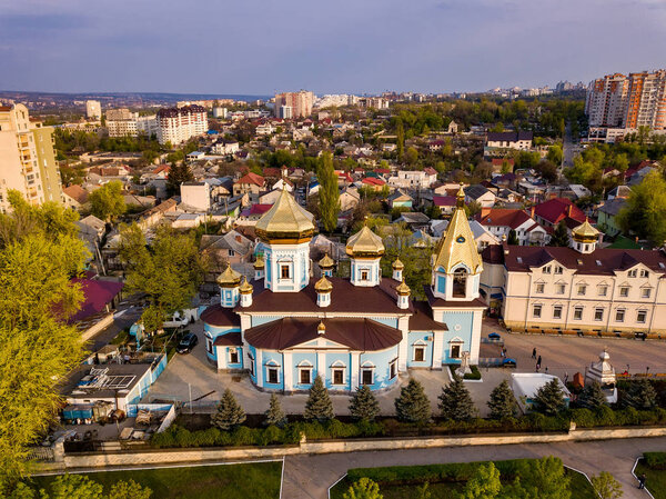 Вид с воздуха на христианскую церковь в городе Кишиневе
