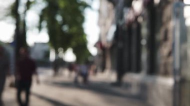 Gizli bir görüntü içinde şehir Caddesi 'nde yürümek Insanlar anonim Crowd. İnsanların kalabalığın şehirde Bulvar boyunca yürüyor.