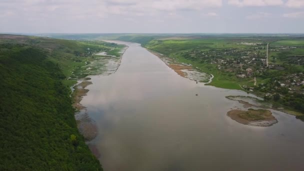 Πετώντας Πάνω Από Ποτάμι Και Ένα Μικρό Χωριό Μια Ηλιόλουστη — Αρχείο Βίντεο