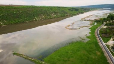 Nehir ve küçük köy manzaralı. Moldova Cumhuriyeti Dniester Nehri.