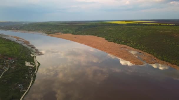 俯瞰河流和小村子 摩尔多瓦共和国德涅斯特河 — 图库视频影像