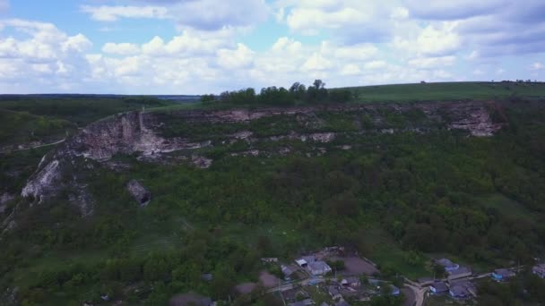 Volare Paesaggio Roccioso Volare Sopra Mulino Vento Vintage Montagna Rocciosa — Video Stock