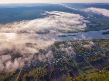 Sabahın erken saatlerinde nehir manzarası. Uzakta bir kulübe ve mistik sis le kaplı ağaç, çok sessiz ve sakin.
