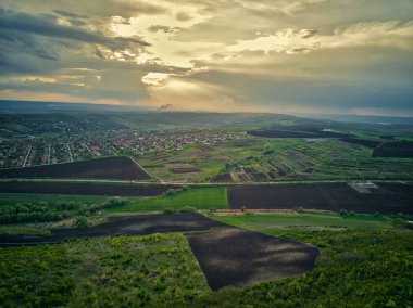 Gün batımında ilkbaharda tarlanın üzerinde uçuş. Moldova Cumhuriyeti.