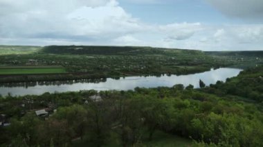 Nehir ile yaz manzara panorama. Dinyester Nehri, Moldova. Steadicam atış.
