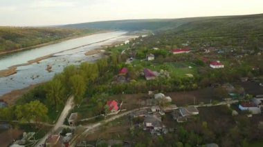 Nehir ve küçük köy manzaralı. Moldova Cumhuriyeti Dniester Nehri.