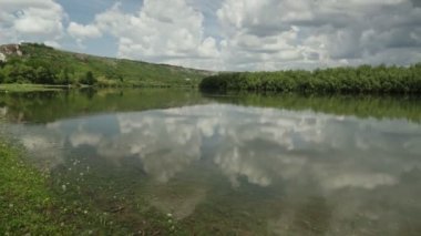 Nehir ile yaz manzara panorama. Dinyester Nehri, Moldova. Steadicam atış.