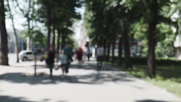 Anonyme Menschenmenge Die Verschwommen Durch Die Straßen Der Stadt Läuft — Stockvideo