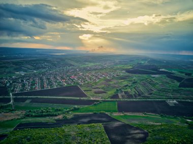 Gün batımında ilkbaharda tarlanın üzerinde uçuş. Moldova Cumhuriyeti.