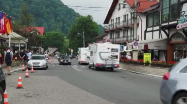Bran, Romanya-22 Haziran 2019: Bran şehrinin tarihi merkezinde bir yaz sabahı kalabalık Cumhuriyet Sokağı, Romanya.