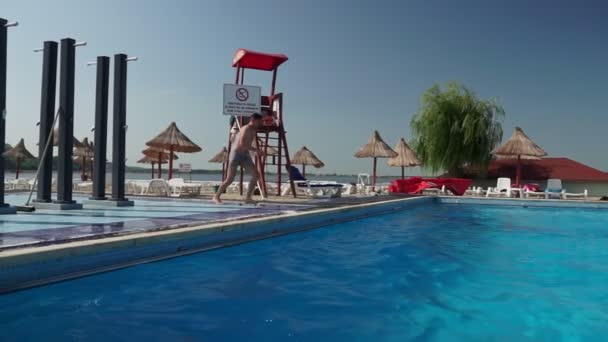 罗马尼亚斯拉蒂纳 2019年6月 年轻人在游泳池里跳跃 慢动作2 — 图库视频影像