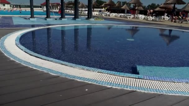 Acqua Blu Puro Piscina Con Riflessi Luce Rallentatore — Video Stock