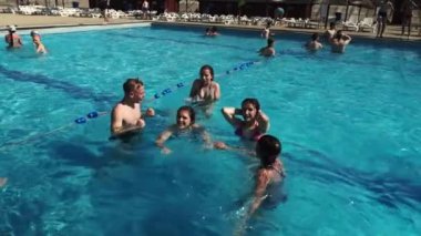 Bir grup genç arkadaşlar havuzu voleybol oynarken Sharm El-Sheikh, Nisan 2017: