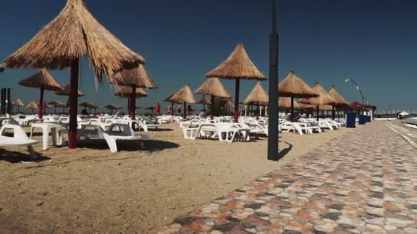 Spiaggia Tropicale Sabbiosa Con Sedie Sdraio Nella Giornata Sole — Video Stock