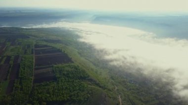 Yavaş yavaş bir nehir Dinyester ve sabah güneşinde sis kaplı bir alan üzerinden bakıyor.