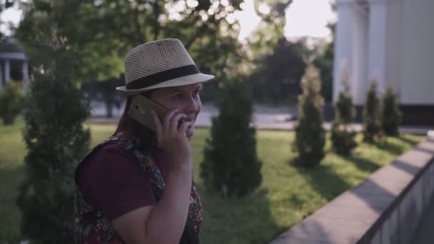 Piękna Kobieta Siedzi Ławce Parku Miejskim Rozmawia Telefon Komórkowy Atrakcyjna — Wideo stockowe