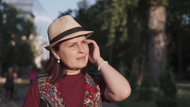 Молода Брюнетка Жінки Капелюсі Йде Міському Літньому Парку — стокове відео